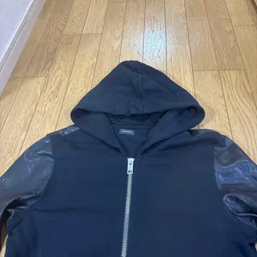 블랙 후드 부착 맨투맨 자켓