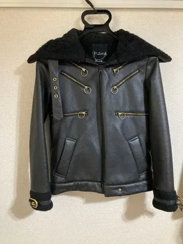 퍼가 달린 블랙 가죽 자켓