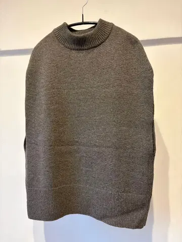 그레이 슬리브리스 하이넥 스웨터 베스트