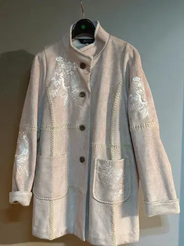 자수 들어간 베이지 코트