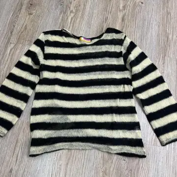 N 블랙과 베이지 스트라이프 니트 스웨터