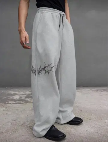 그레이 와이드 레그 스웨트 팬츠 크랙 디자인