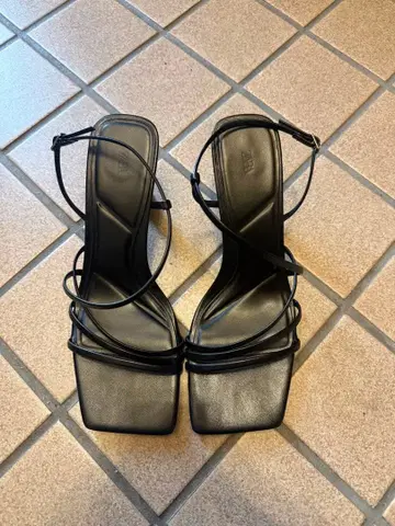 ZARA 블랙 스트랩 샌들