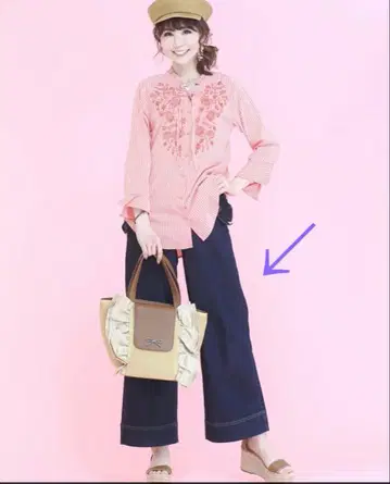 앤드러브 뷰티 라인의 프릴 와이드 데님 팬츠