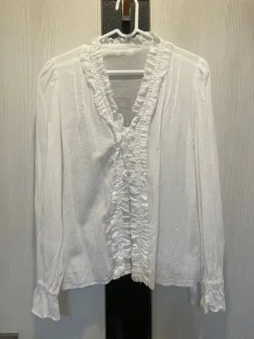 [ 미사용 새상품 ] 프릴 블라우스 긴팔 화이트 V넥 페미닌