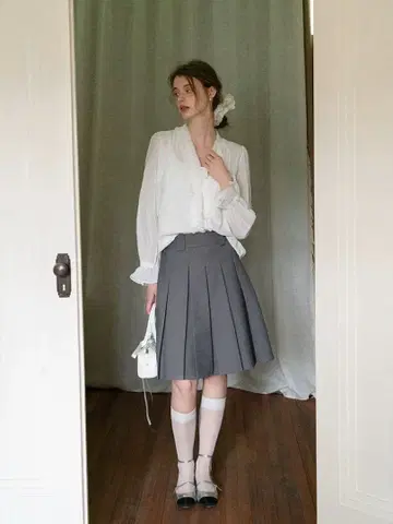 [ 미사용 새상품 ] 프릴 블라우스 긴팔 화이트 V넥 페미닌