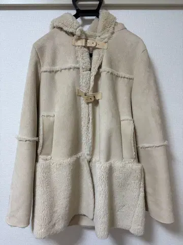 베이지 후드 부착 무스탕 코트 NICE CLAP