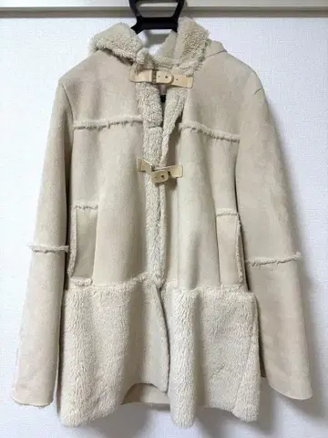 베이지 후드 부착 무스탕 코트 NICE CLAP