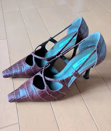 AMERI 크로커다일풍 브라운 하이힐