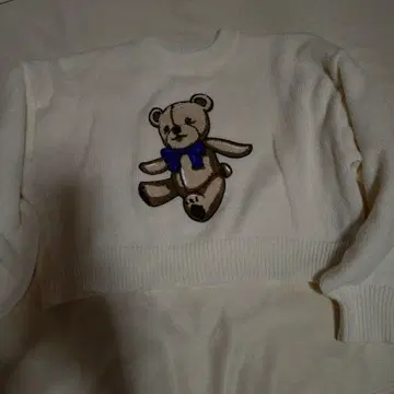 새상품 테디베어 자수 화이트 크롭 니트