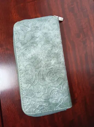 그레이 로즈 엠보싱 장지갑