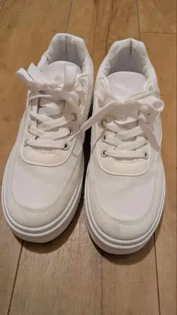 화이트 통굽 레이스업 스니커즈