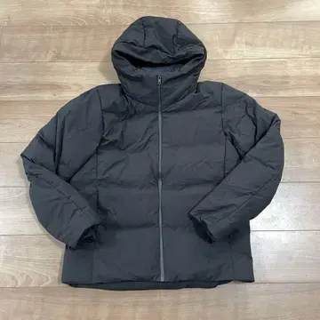 유니클로 심리스 다운 후드티 블랙 L