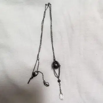 새상품급 스와로브스키 디즈니 콜라보 다크 실버 목걸이
