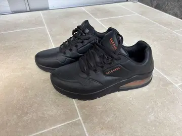 SKECHERS 블랙 스니커즈