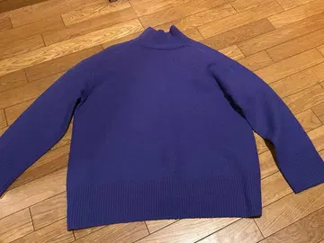 미라 오웬 보라색 터틀넥 니트