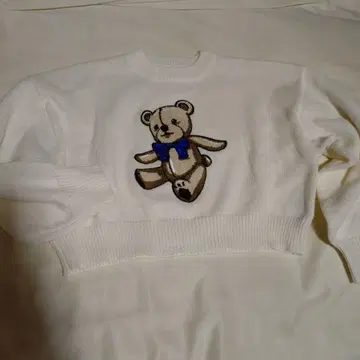 새상품 곰 자수 화이트 크롭 니트 스웨터