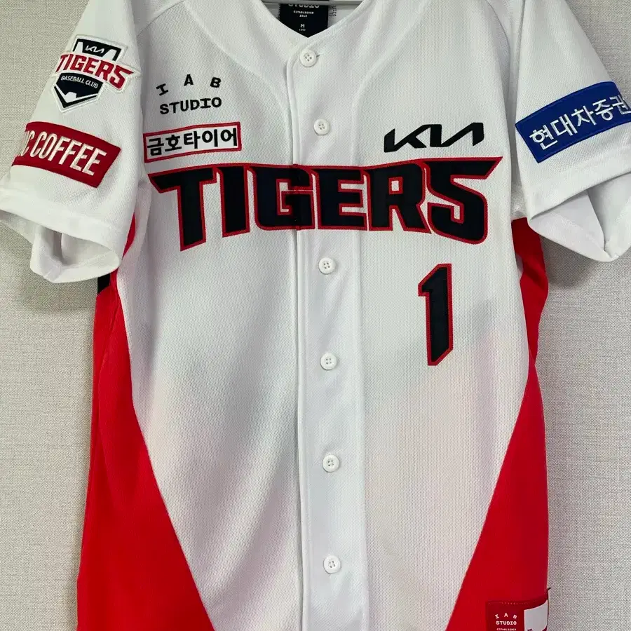 LG Twins Hello Kitty Uniform (New) 90 on Bunjang Global Site.