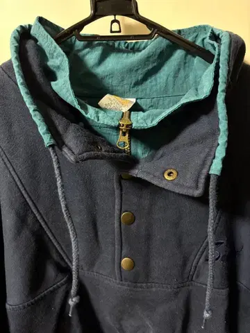 네이비 후드 부착 맨투맨 터콰이즈