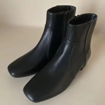 블랙 가죽 지퍼 부츠