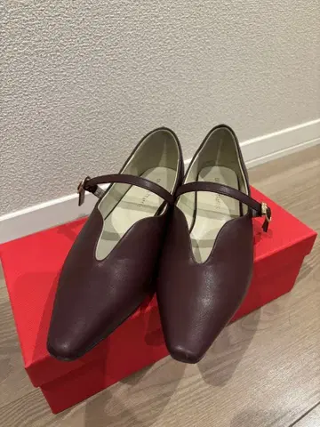 벨트 디자인 플랫 펌프스 / 버건디