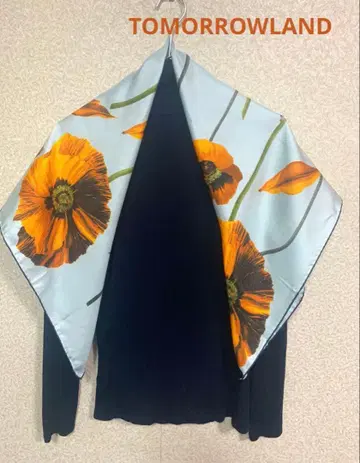 투모로우랜드 꽃무늬 스카프