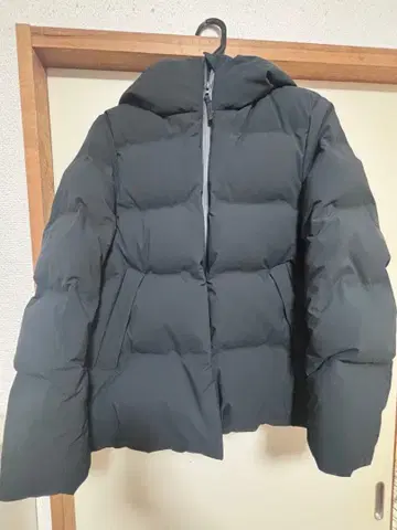 유니클로 심리스 다운 자켓 블랙 M