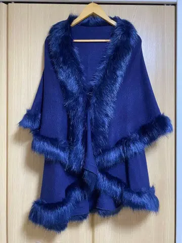 네이비 퍼 달린 판초