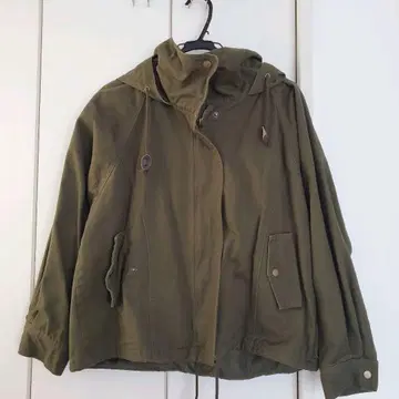 앤잇 모즈 자켓 M 사이즈 올리브 색상 후드 부착 자켓