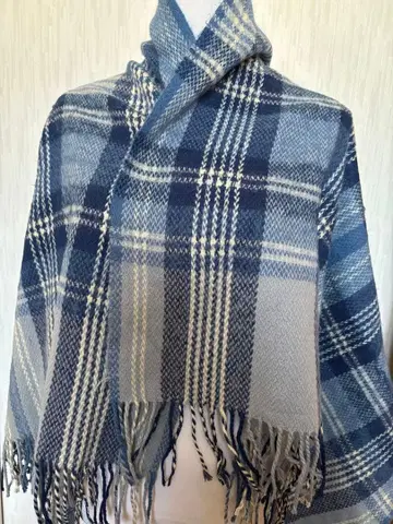 블루 계열 체크 무늬 스톨