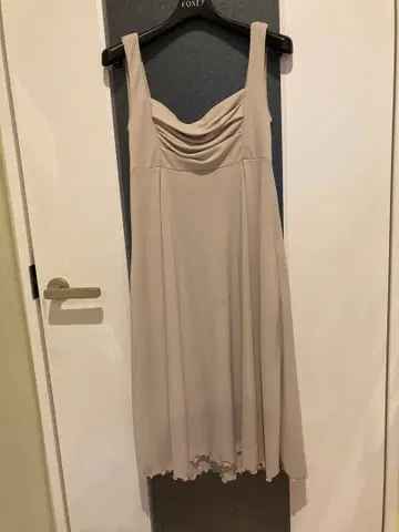 슬리브리스 베이지 드레이프 원피스