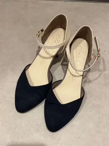 네이비와 화이트 하이힐