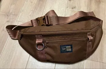 NEW ERA 브라운 바디백