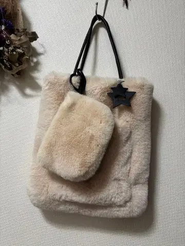 크림색 인조 모피 토트백