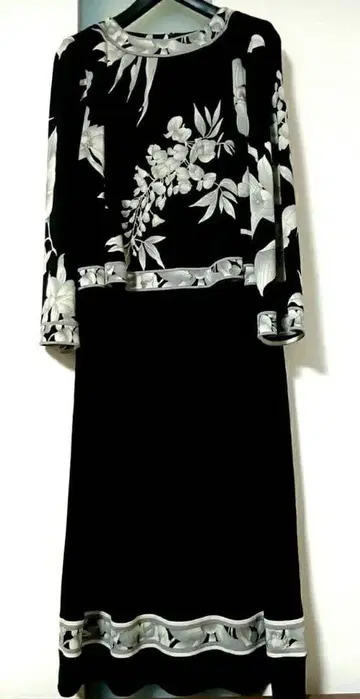 새상품급 레오나르 무릎 기장 원피스 42