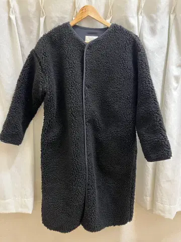 보아 소재 블랙 롱 코트