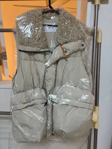 라리아무 에코 퍼 칼라 다운 베스트