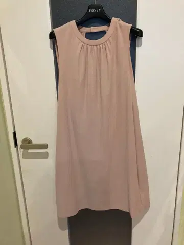 FOXEY 슬리브리스 원피스 베이지 무릎 기장