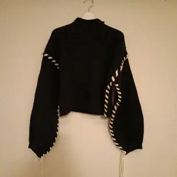 볼륨 소매 크롭 니트 블랙