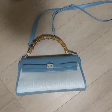 스카이블루와 화이트 핸드백
