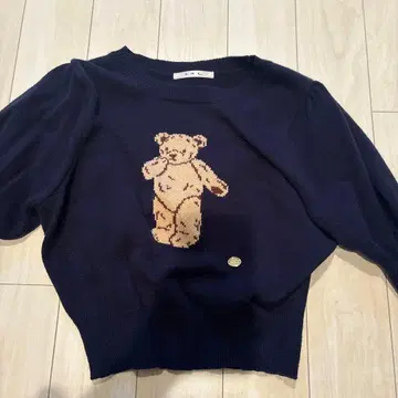 곰 자수 네이비 반팔 니트