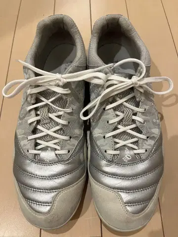 ATHLETA 풋살화 실버 그레이 카모 패턴