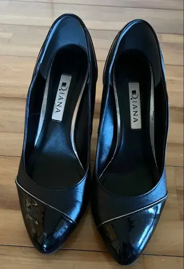 DIANA 블랙 하이힐