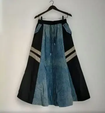 새상품 사이드 라인 이소재 절개 데님 플레어 스커트 M-L TRUBE