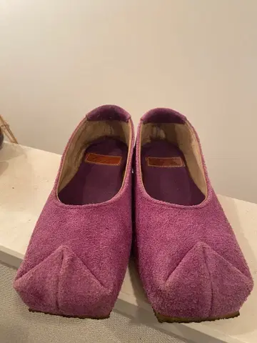 보라색 스웨이드 스퀘어토 종이접기 디자인 플랫슈즈