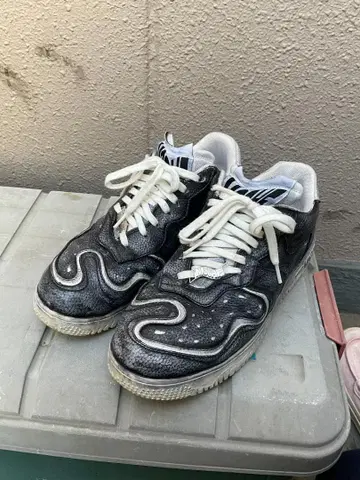 MSCHF 페인트 스니커즈