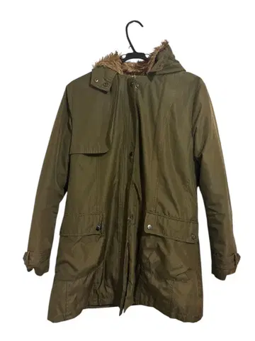 올리브색 퍼 달린 모즈 코트