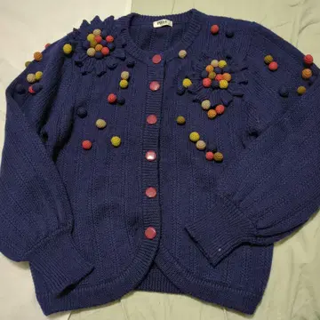 레트로 입체 털실 뜨기 꽃 모티브 가디건.