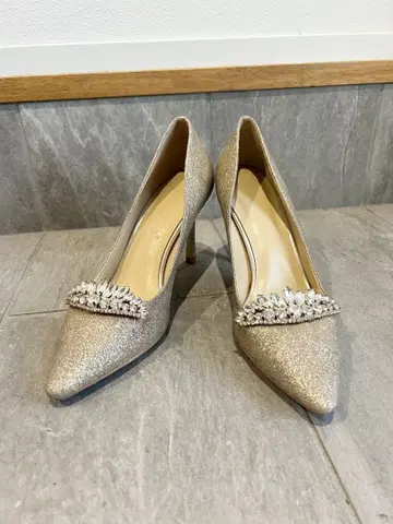 비쥬 장식 골드 글리터 힐