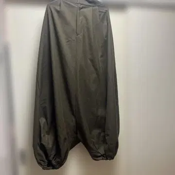 JULIUS 다크 그린 벌룬 실루엣 팬츠